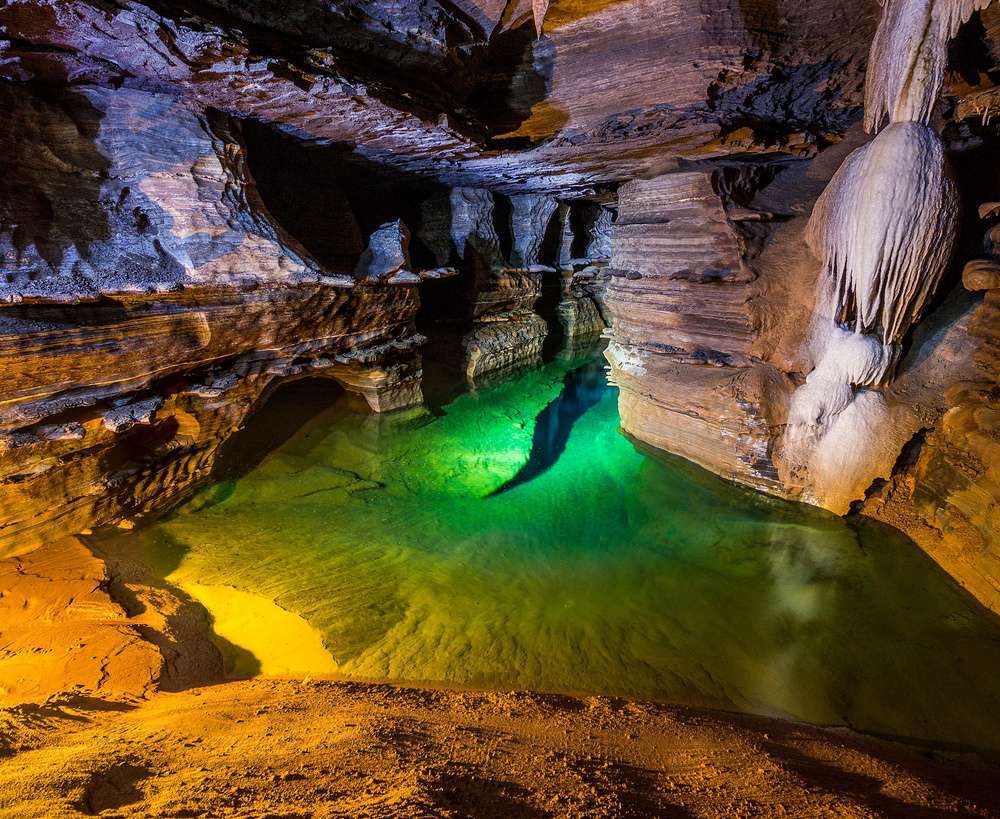 Um lago de águas cristalinas escondido dentro da Gruta da Lapa Doce, na cidade de Iraquara.