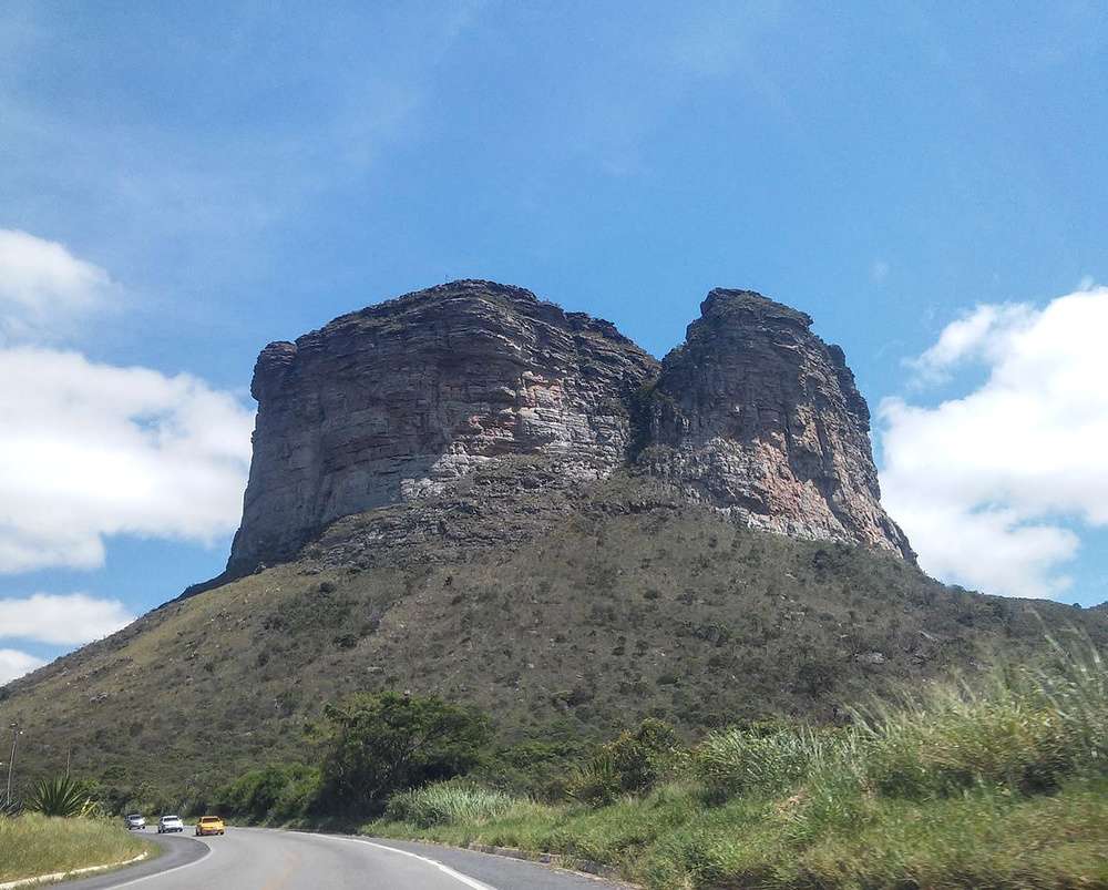 O Morro do Pai Inácio visto em um dia ensolarado.