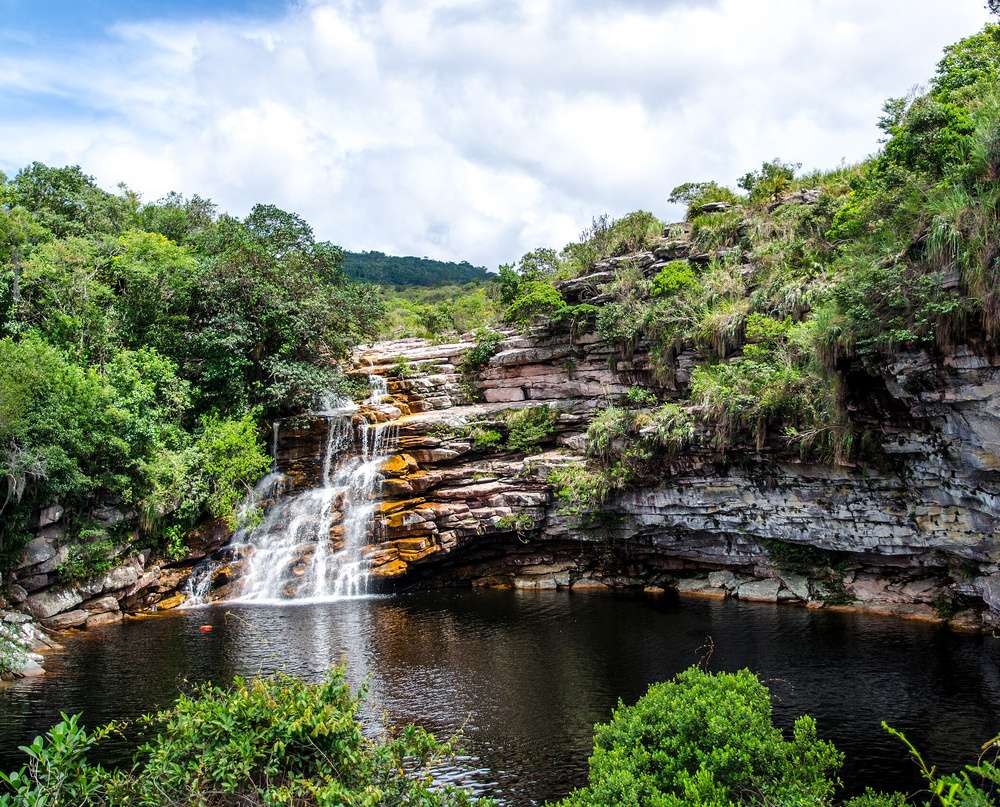 O Poço do Diabo em um dia claro na Chapada Diamantina.