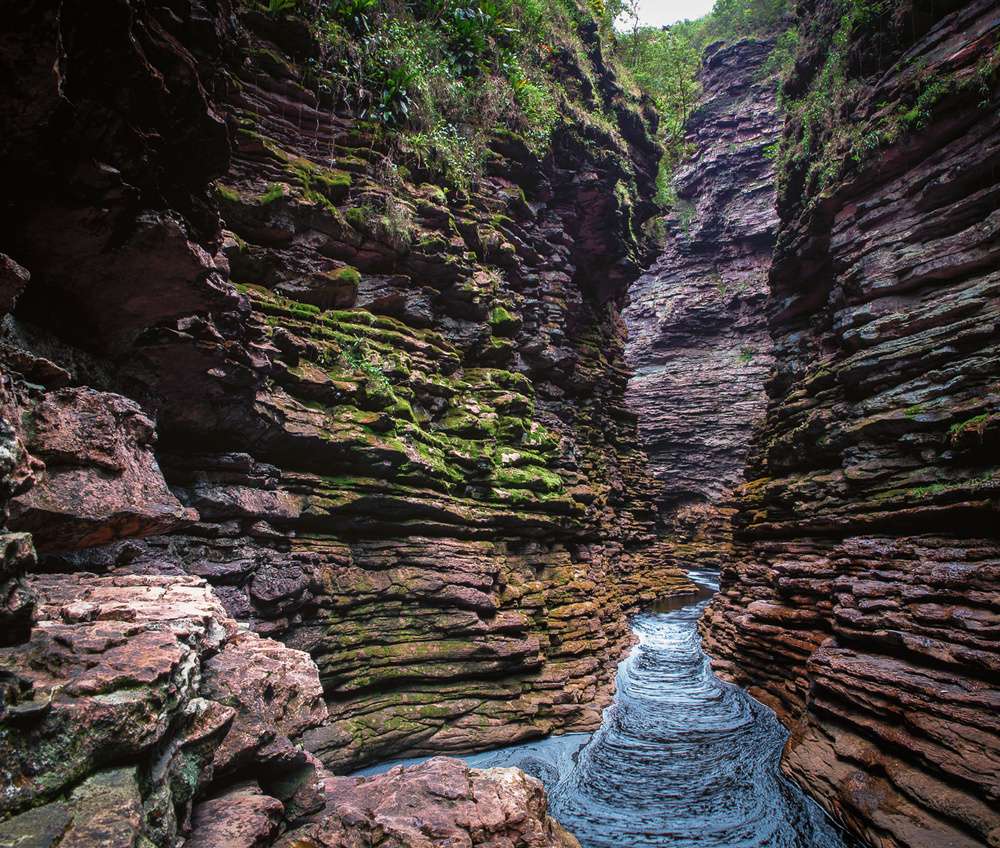 Os cânions da trilha para a Cachoeira do Buracão vistos durante o dia, na cidade de Ibicoara.