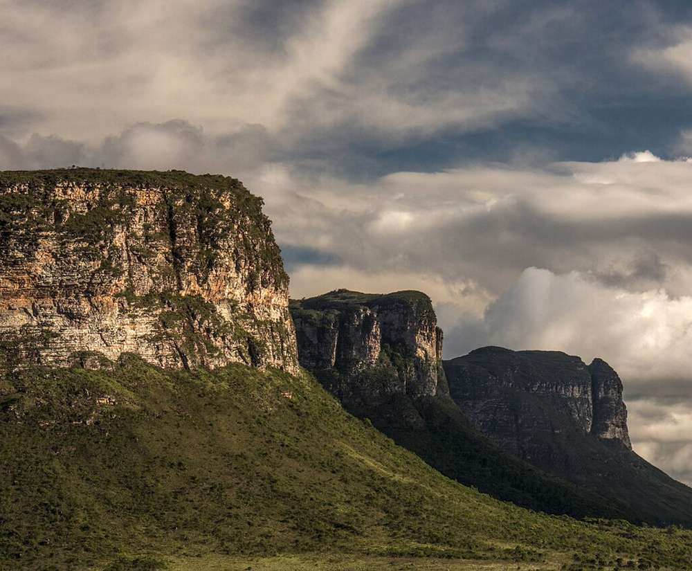 O Morro dos Três Irmãos em um dia nublado.