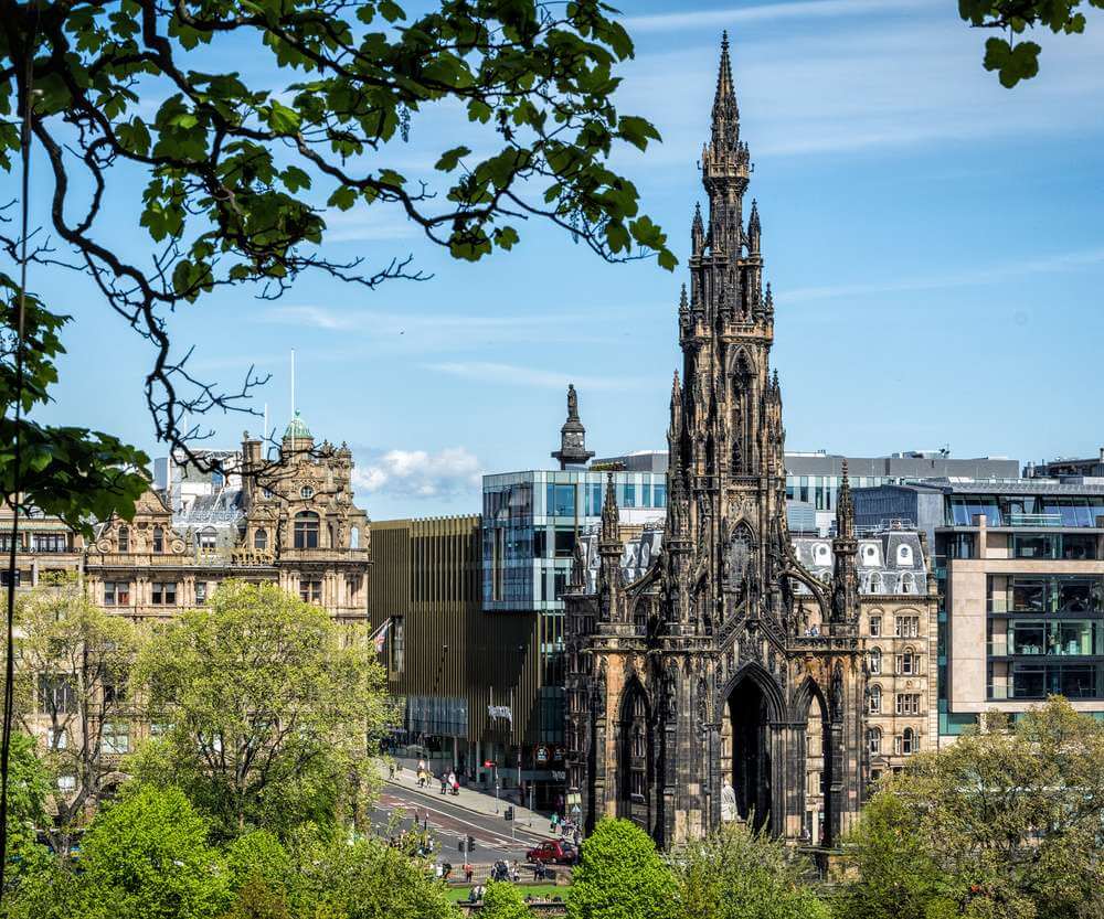 Vista do Scott Monument em Edimburgo, uma impressionante estrutura gótica.
