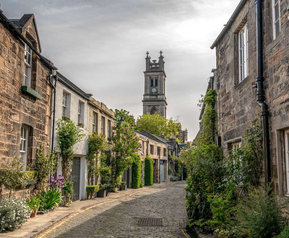 A Circus Lane, uma charmosa rua de paralelepípedos em Stockbridge, Edimburgo, vista durante o dia.