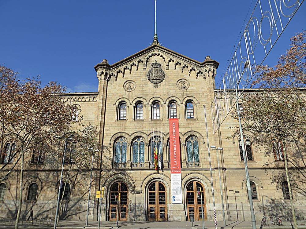 Fachada da Universidade de Barcelona, em Eixample Esquerra.