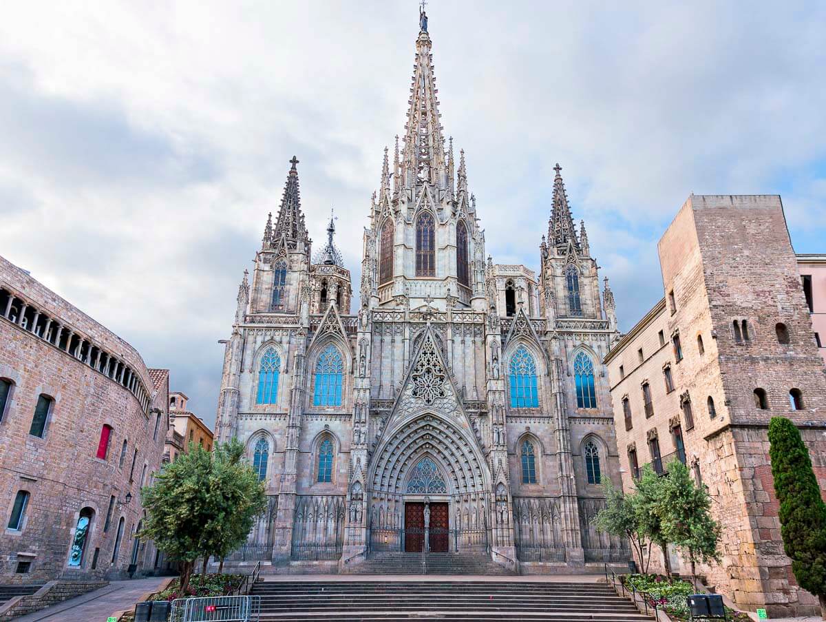 Catedral gótica imponente com fachada detalhada e torres altas no centro histórico de Barcelona