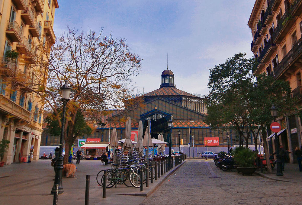 Calçadão em frente ao Mercado del Born, em El Born.