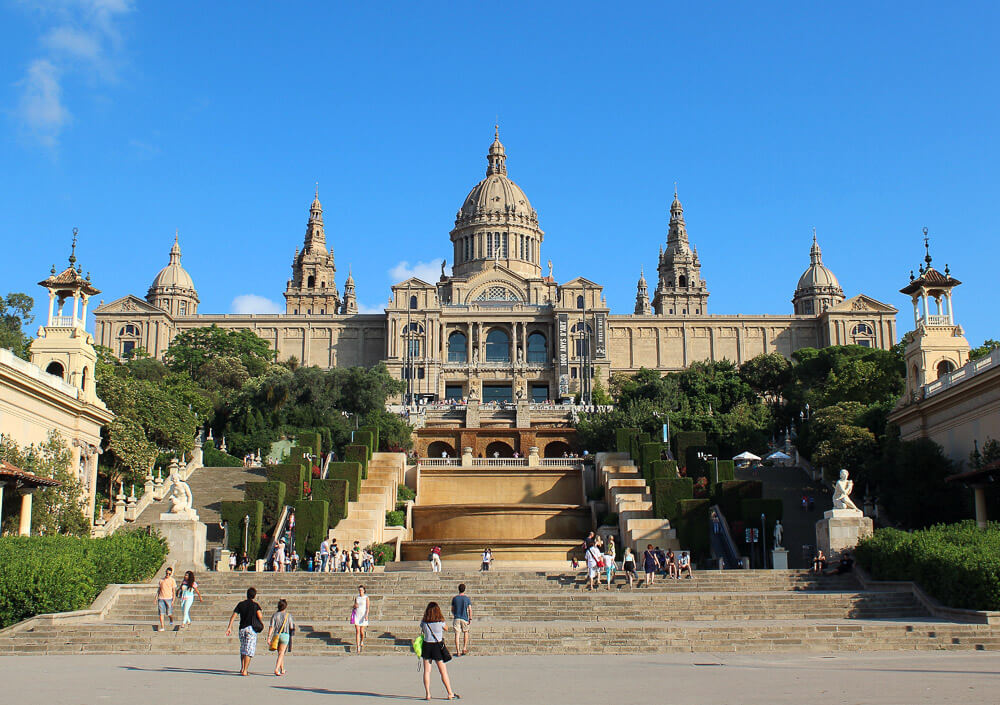 Fachada do Museu Nacional de Arte Catalunha, em Sants