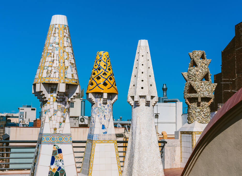 Vista para as escultura do terraço do Palau Guell, em El Raval.