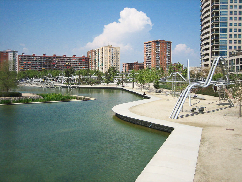 Parc Diagonal Mar, com lago artificial e alguns prédios ao redor.