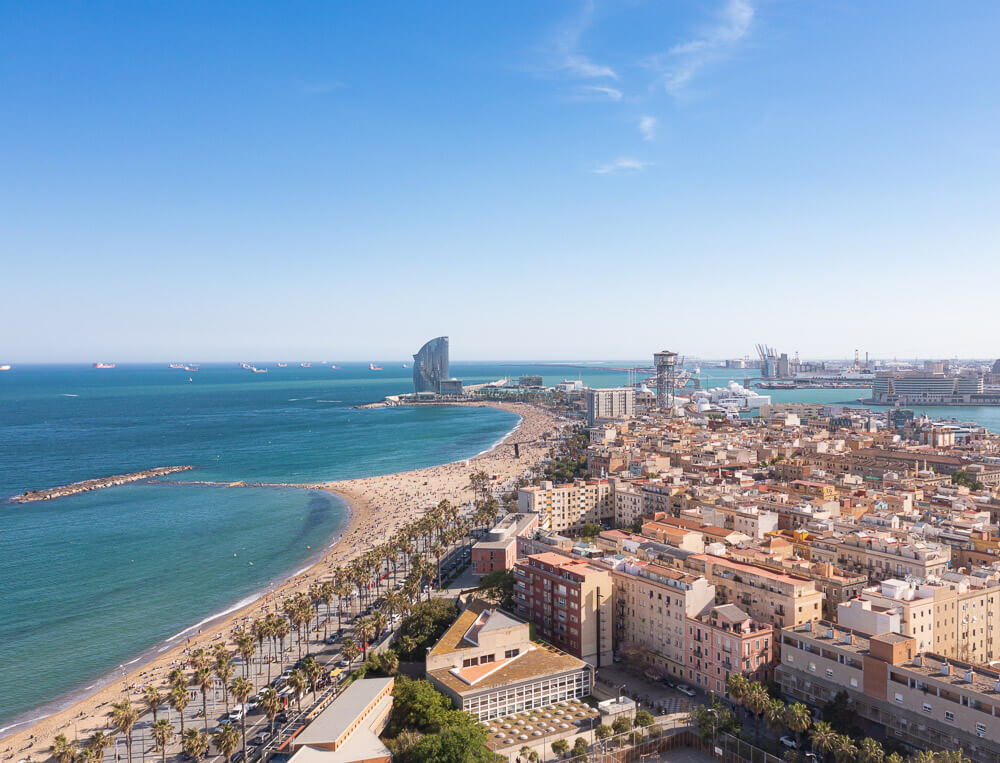 Vista aérea da região da praia de Barceloneta.