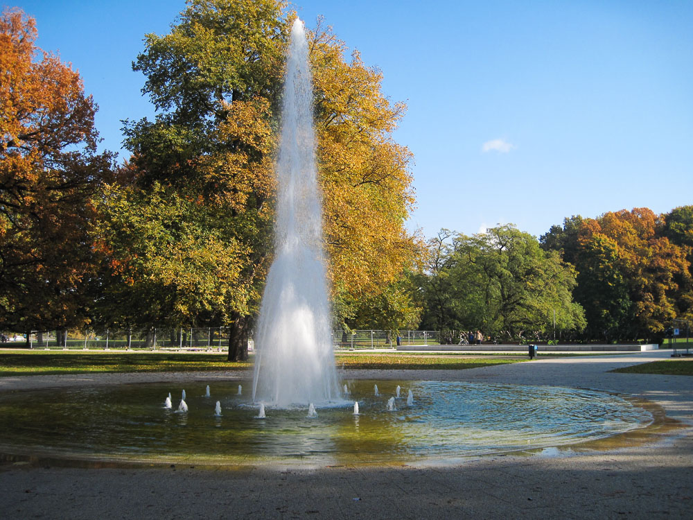 Fonte no Treptower Park, em Berlim, cercada por árvores de outono.