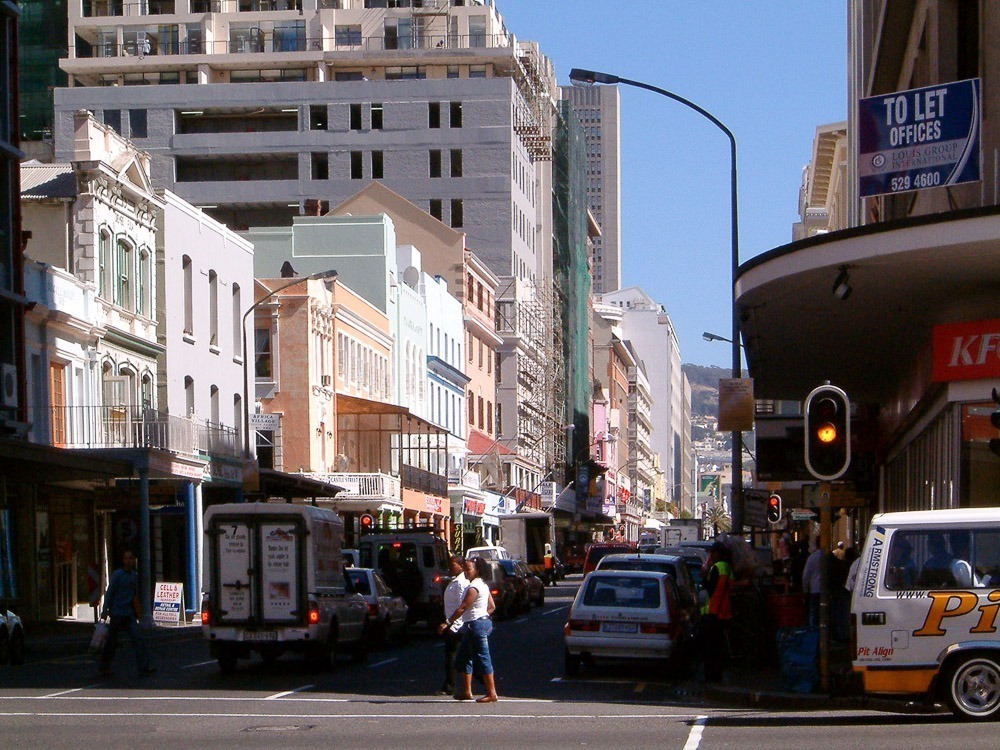 Long Street em Cape Town, com sua mistura de prédios históricos e modernos em um dia ensolarado.