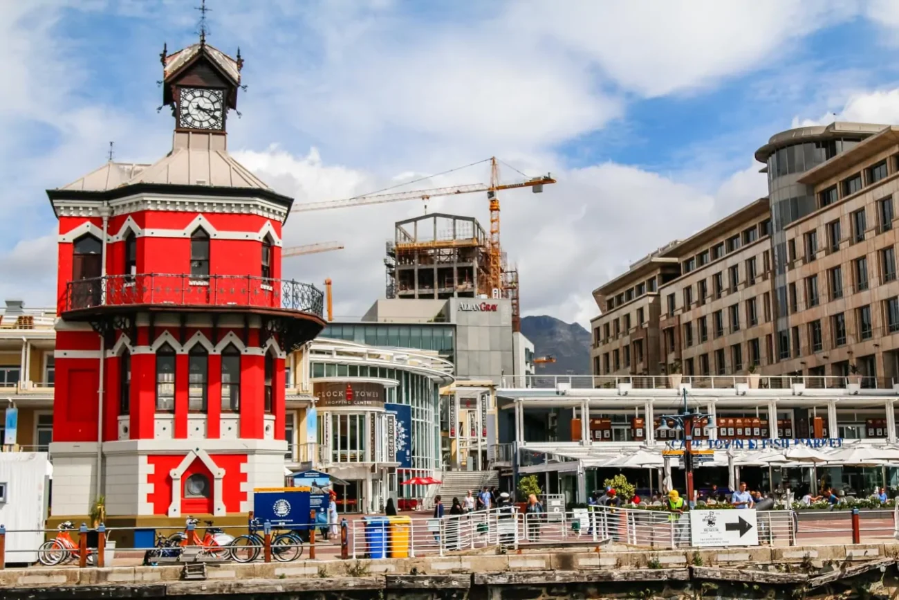 Vista diurna para o marco histórico Clock Tower Waterfront e vários edifícios nos arredores.