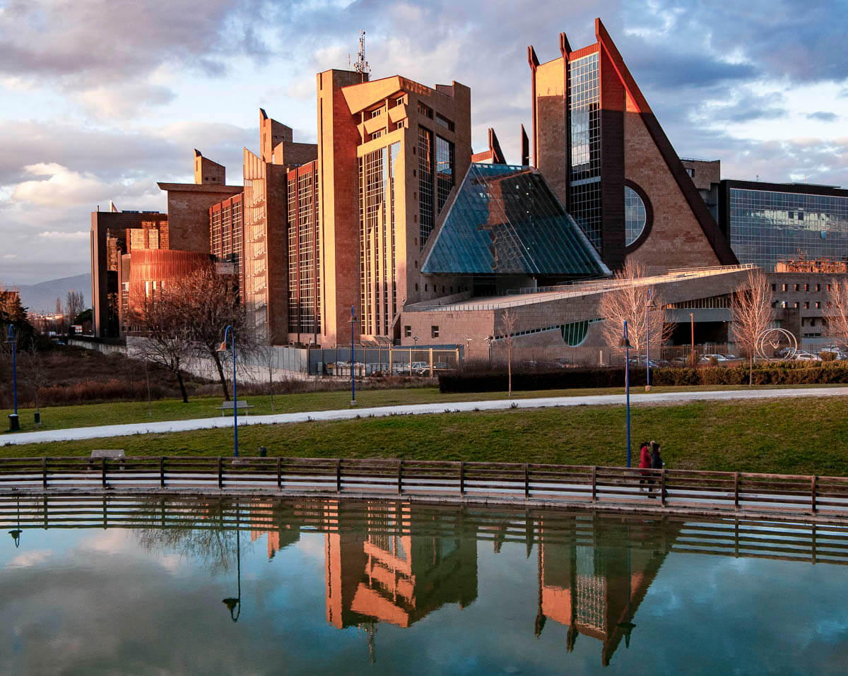 O Palazzo di Giustizia, um dos edifícios do moderno bairro Novoli, em Florença, com arquitetura inovadora refletida em um lago.