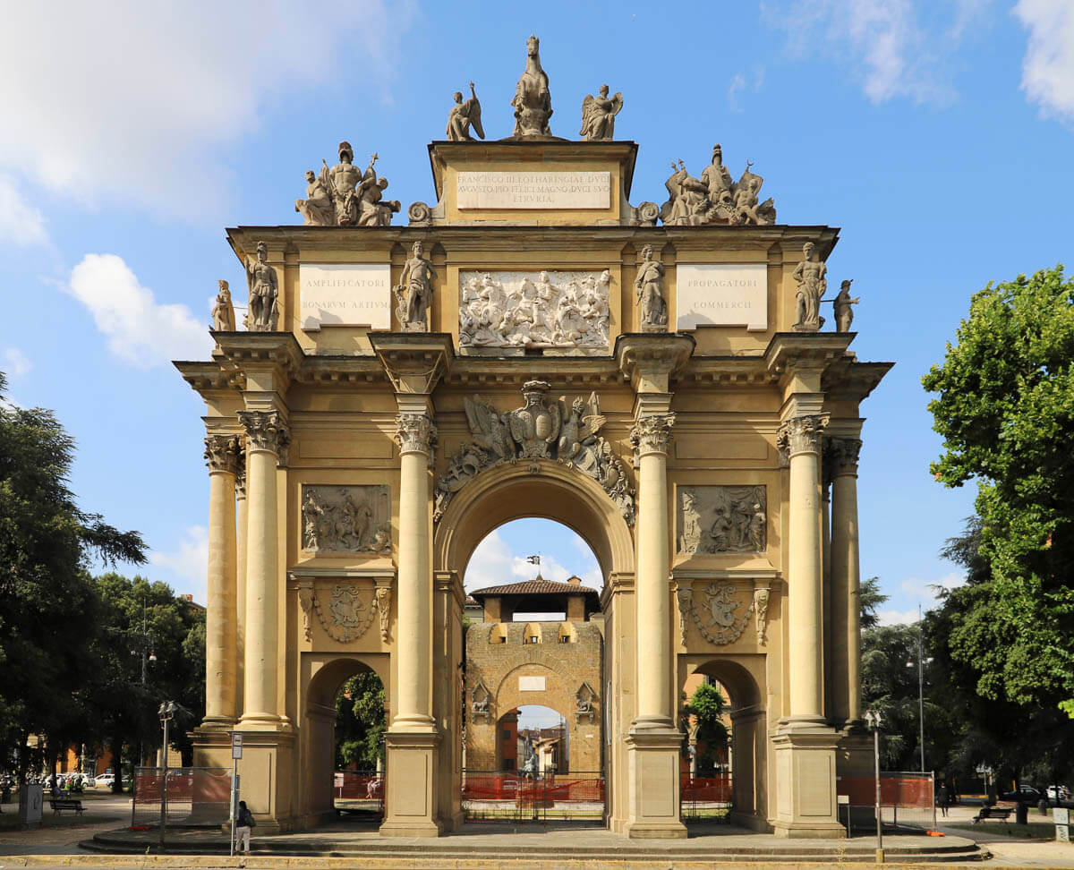 Arco monumental na Piazza della Libertà em Florença, decorado com colunas e esculturas.