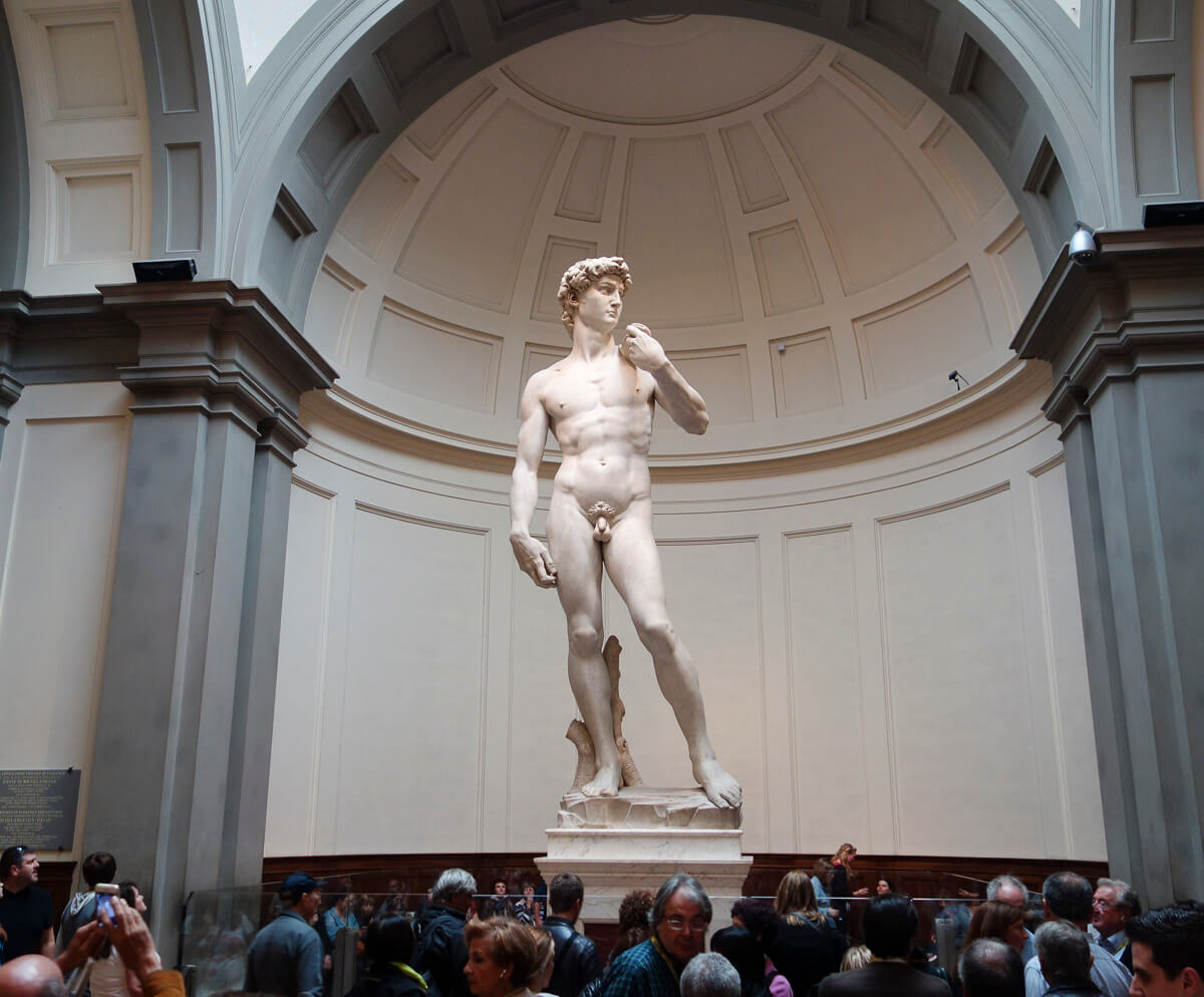 Estátua de David, de Michelangelo, na Galleria dell'Accademia no bairro de San Marco, em Florença, cercada por visitantes.
