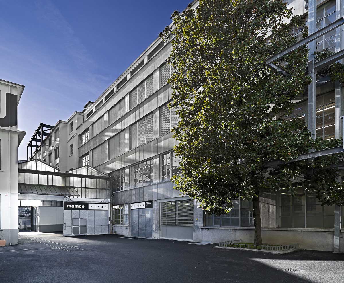 Fachada moderna do Museu de Arte Contemporânea (MAMCO) em Genebra, na área de Plainpalais.