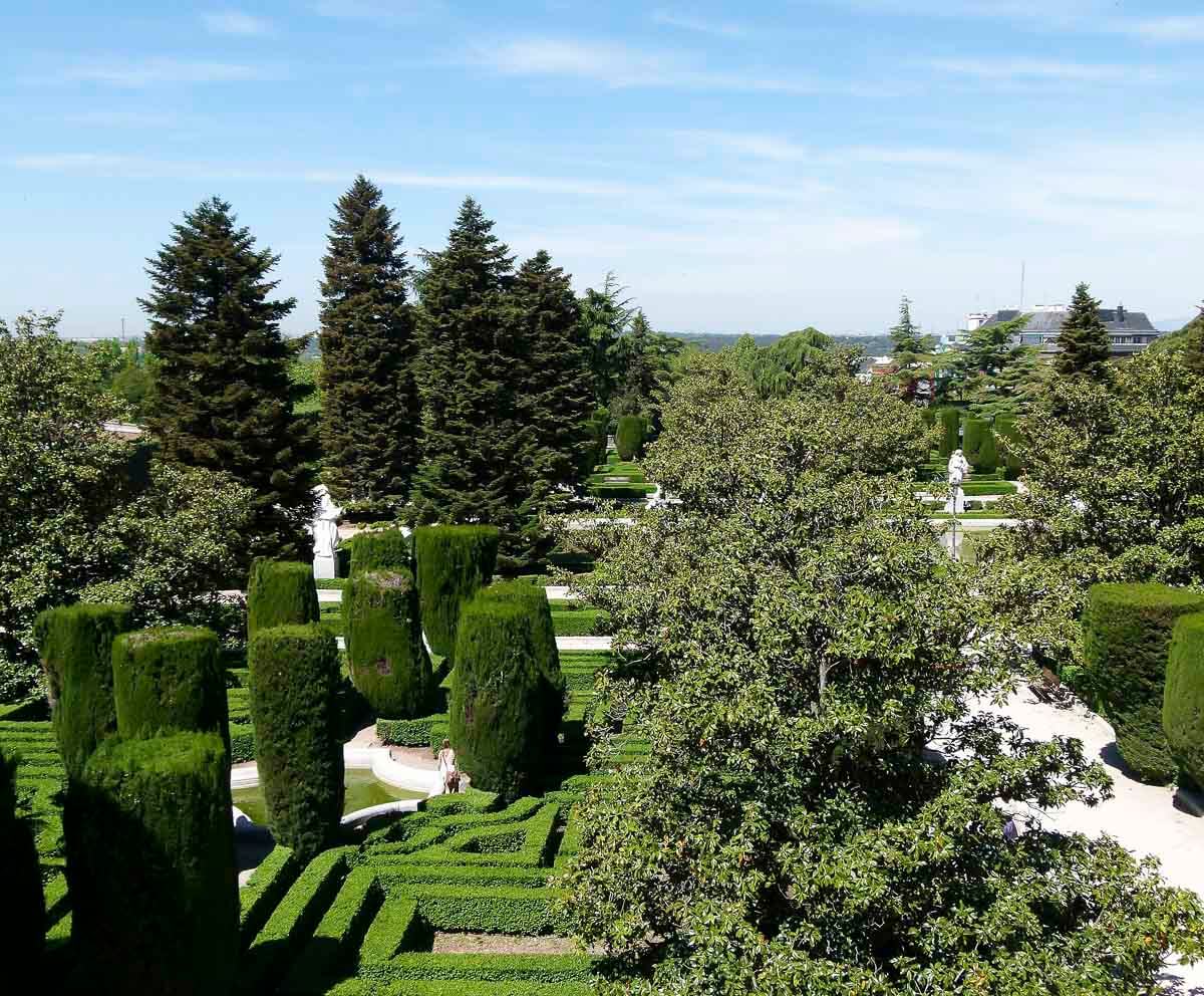 Os Jardins de Sabatini ficam no bairro de Principe Pío, e possuem esculturas e árvores bem cuidadas.
