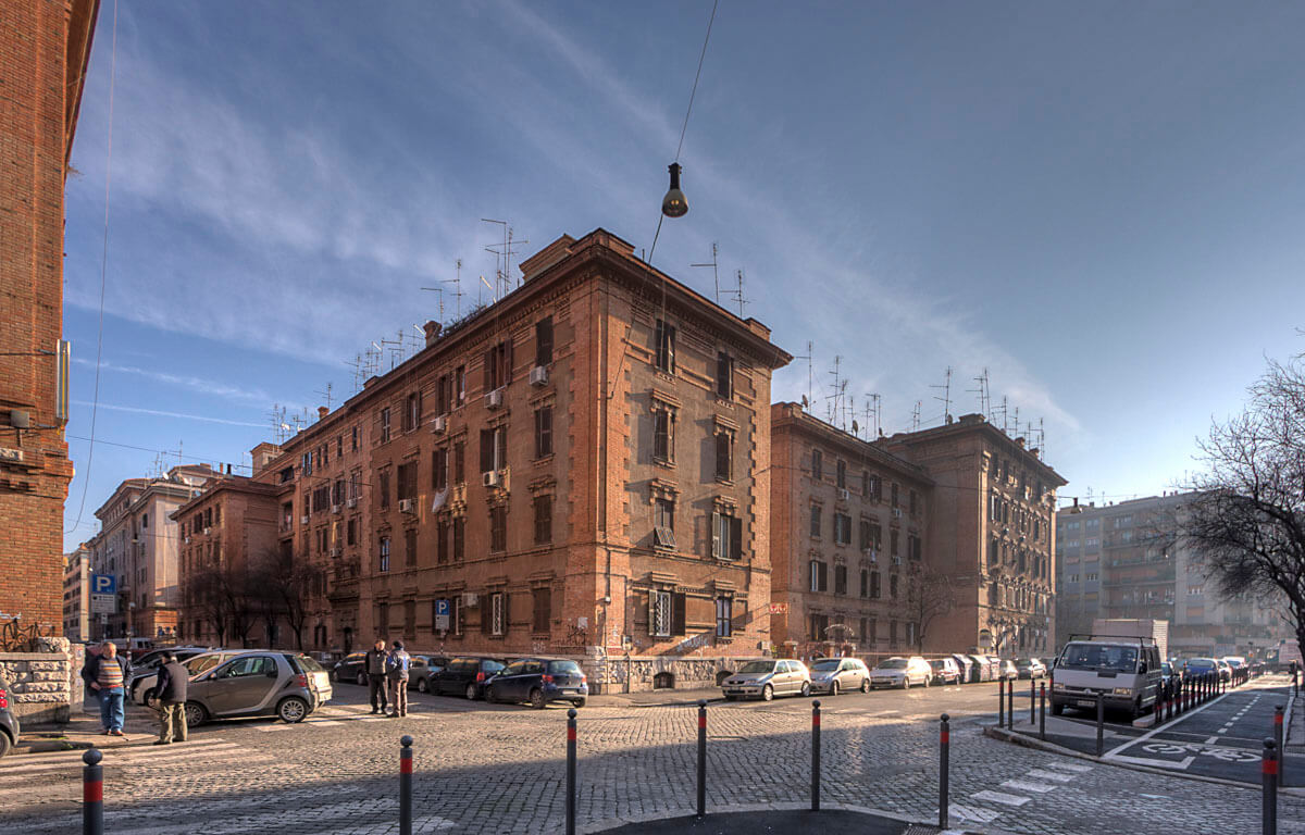 Edifício histórico no bairro Testaccio em Roma, com arquitetura típica de blocos residenciais.