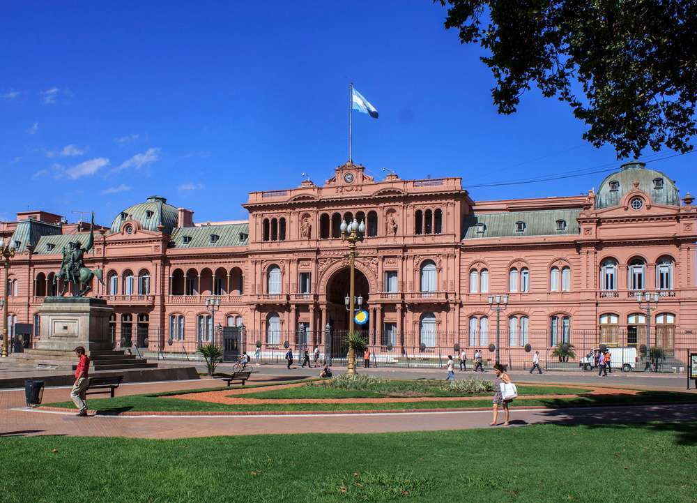 O exterior da Casa Rosada em um dia claro.