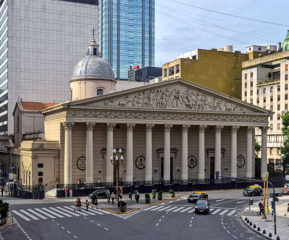 A fachada da Catedral Metropolitana de Buenos Aires, vista durante o dia.