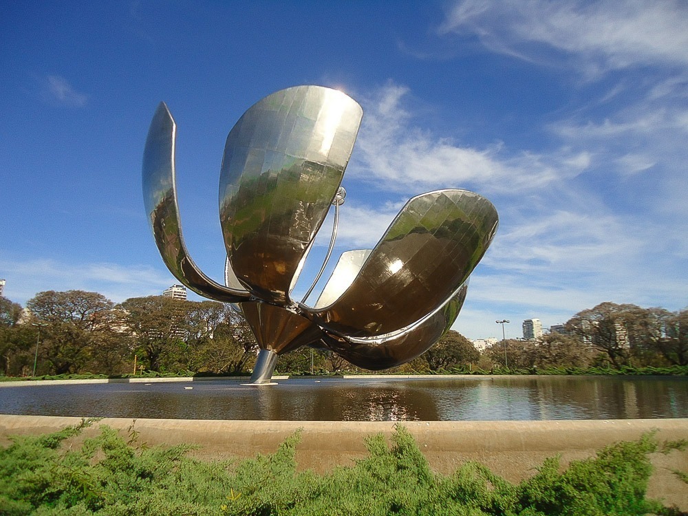 A estrutura metálica da Floralis Genérica, no centro de uma fonte de água.