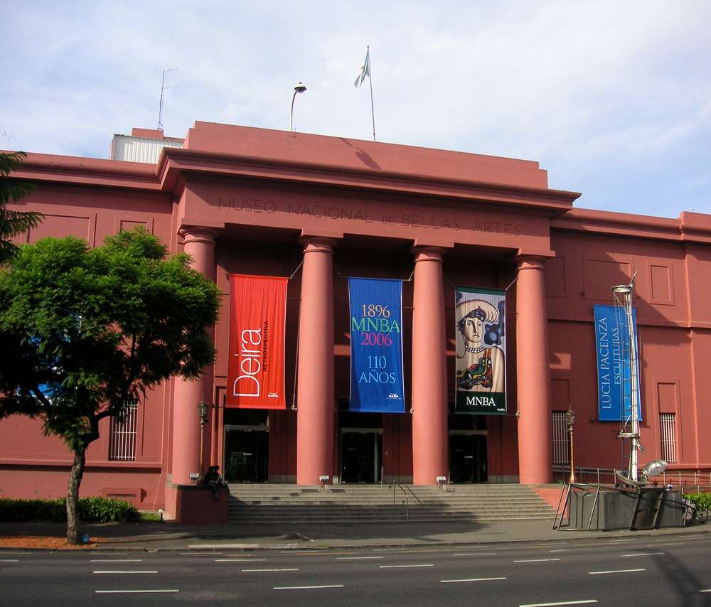 O exterior do prédio rosado do Museu Nacional de Belas Artes em Buenos Aires.
