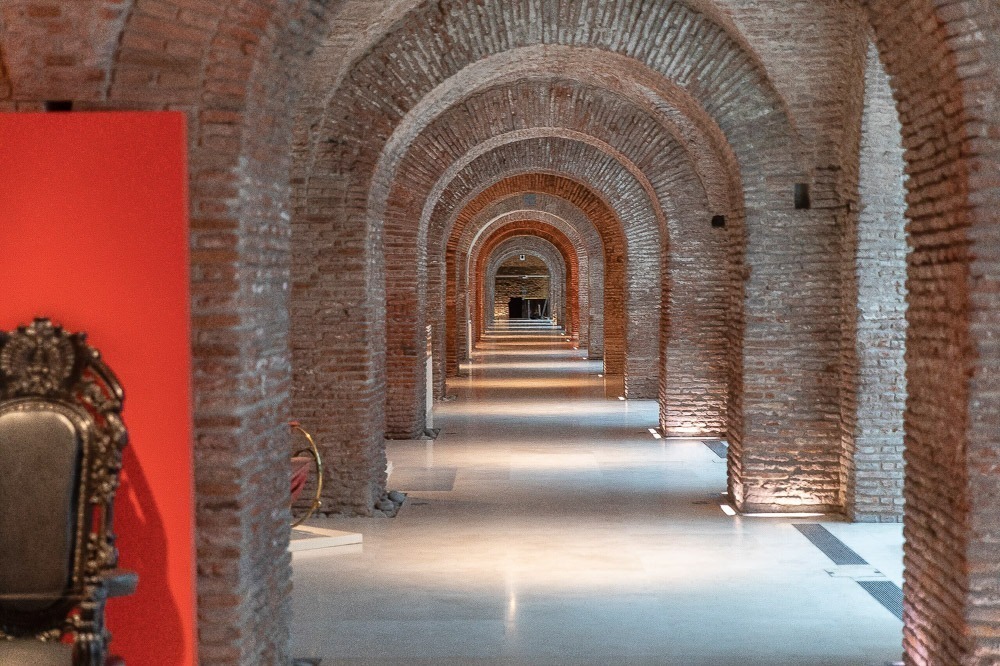 O interior do Museu do Bicentenário, com corredores feitos de pedra.