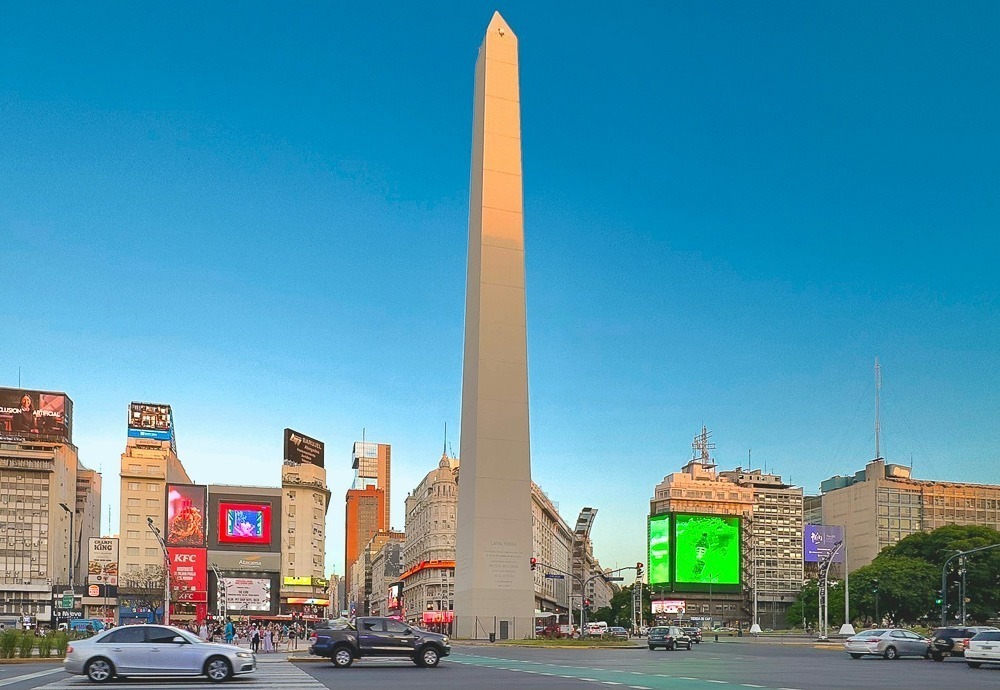O monumento Obelisco, visto durante o dia no centro de Buenos Aires.