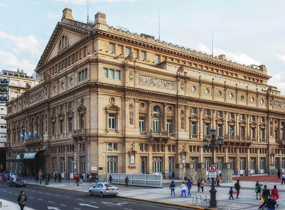 O exterior do Teatro Colón, no centro de Buenos Aires, durante o dia.