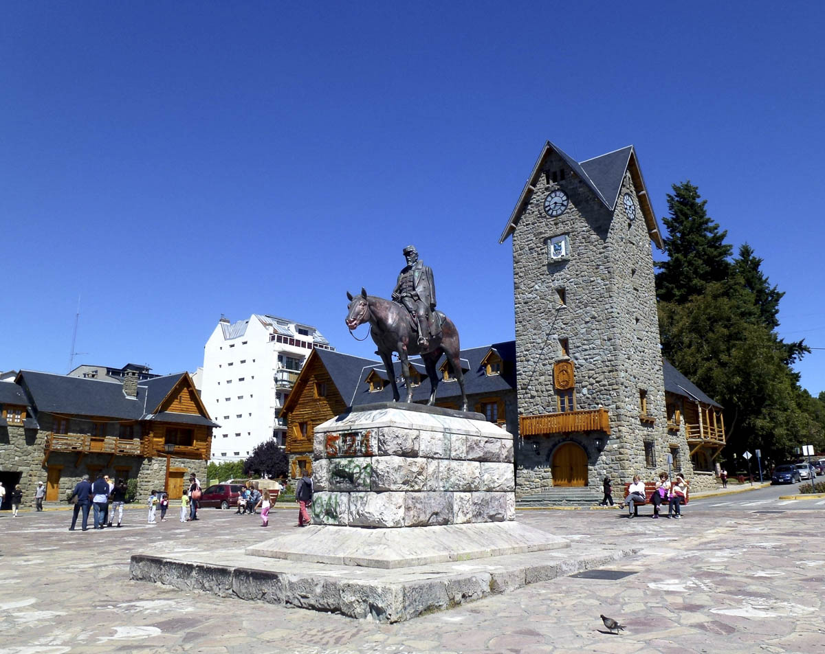 Centro Cívico de Bariloche com uma estátua e torre de relógio.