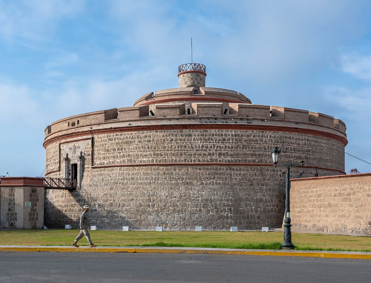 A frente da Fortaleza de Real Felipe na cidade de Callao, próximo ao aeroporto de Lima.