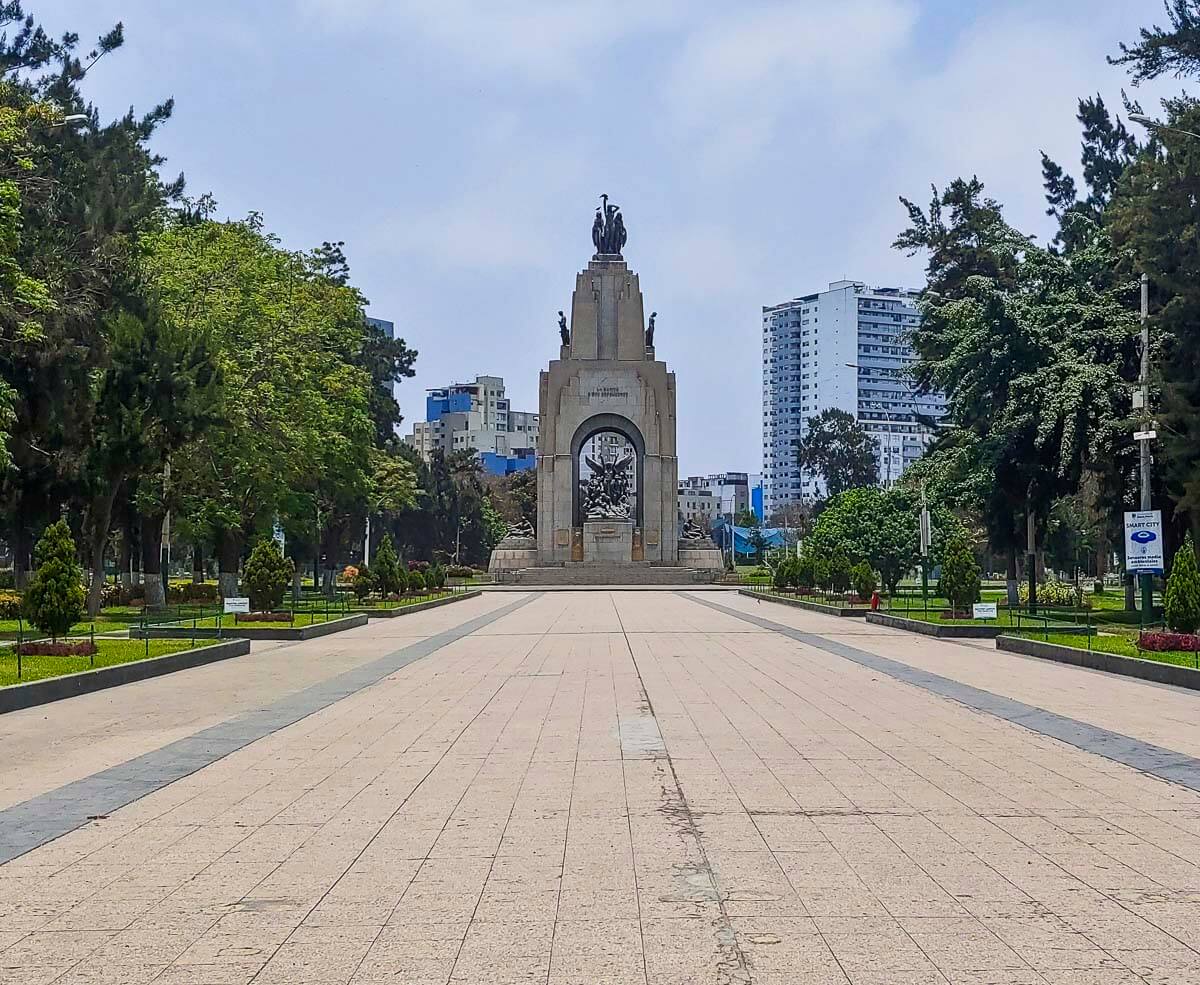 Monumento em homenagem aos heróis peruanos no Campo de Marte, entre Jesús María e Lince, em Lima.