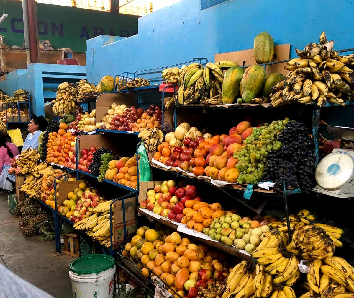 Feira de frutas em mercado popular de Lima, Peru.