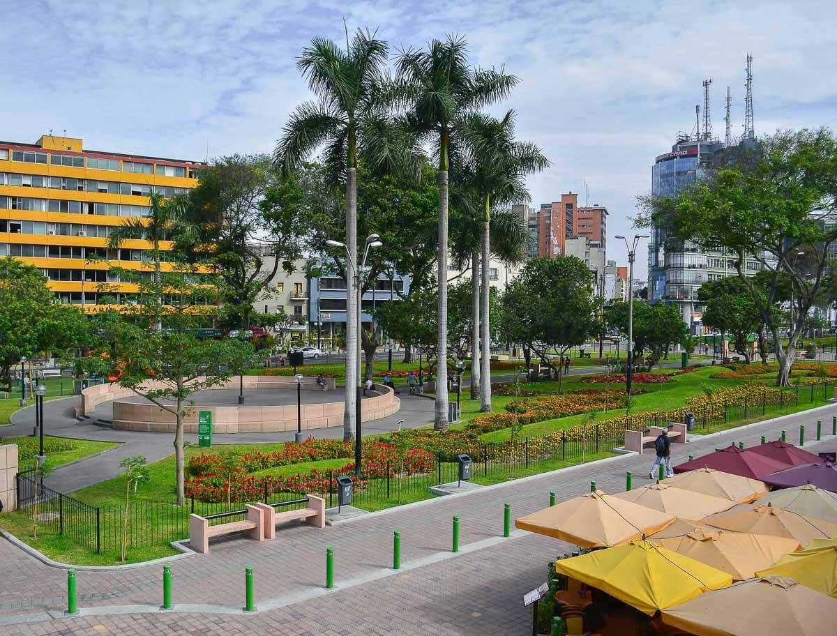 Parque Kennedy, uma área verde urbana em Lima.