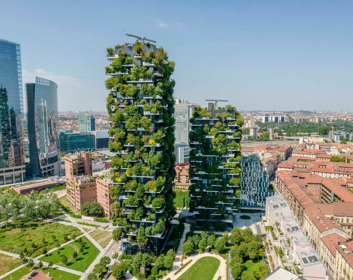 Bosco Verticale, dois edifícios cobertos de vegetação no bairro Isola, em Milão.