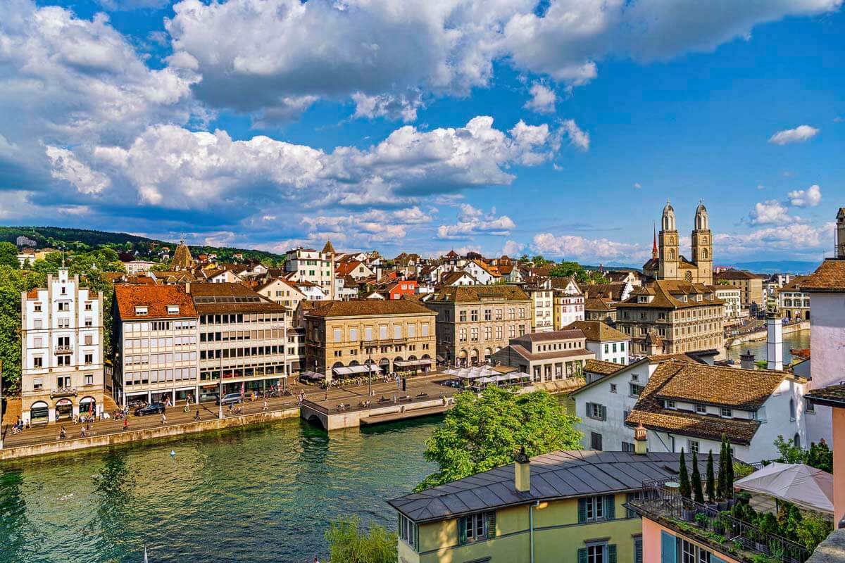 O Centro Histórico de Zurique visto de cima da Colina Lindenhof com o rio Limmat em primeiro plano e a igreja Grossmünster ao fundo.