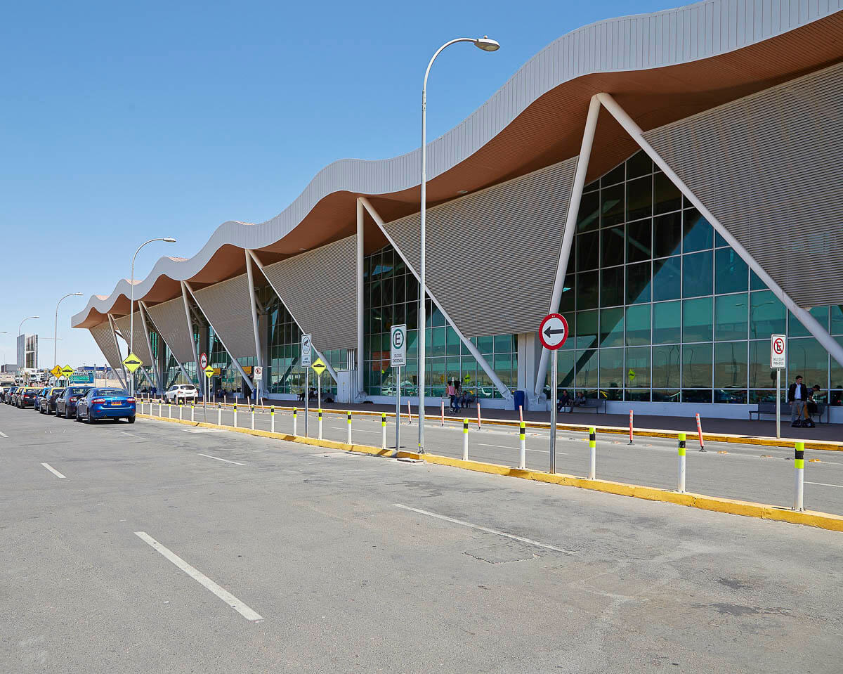 Fachada do Aeroporto de Calama, no Atacama.