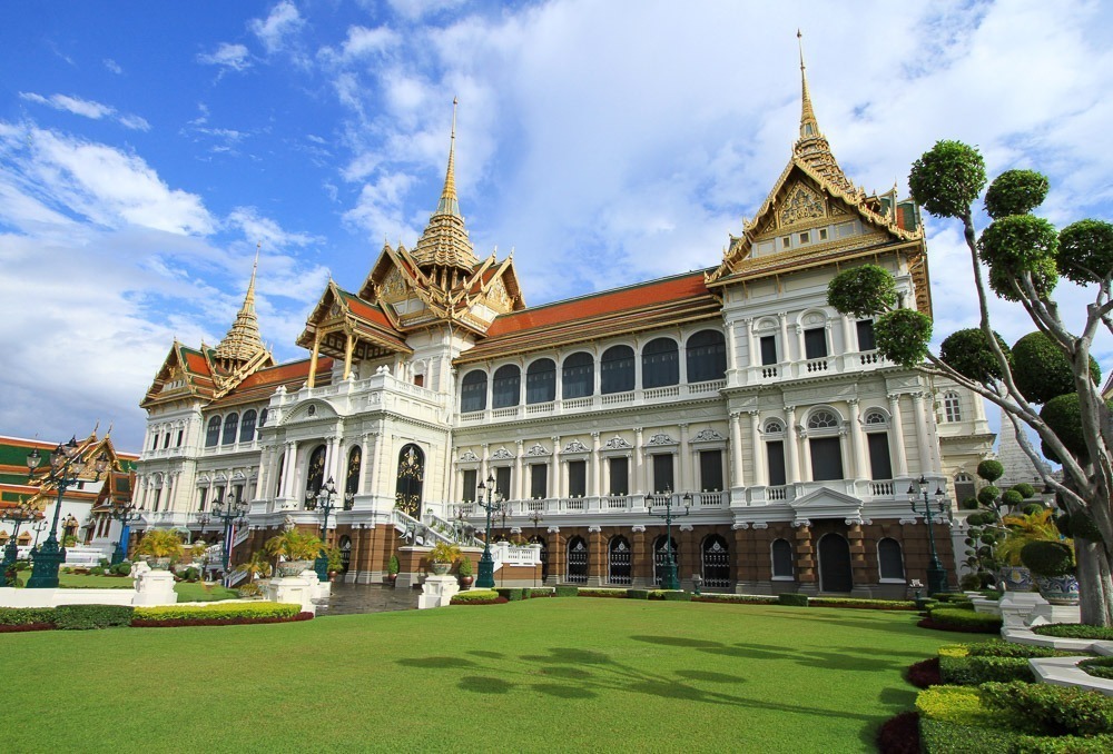 Fachada do Grand Palace, em Old Town, com fachada imponente e teto pontudo.