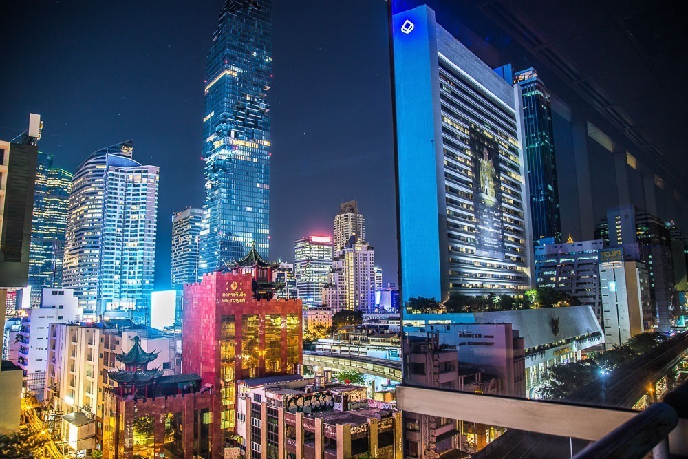 Vista noturna para os edifícios modernos e iluminados de Silom.