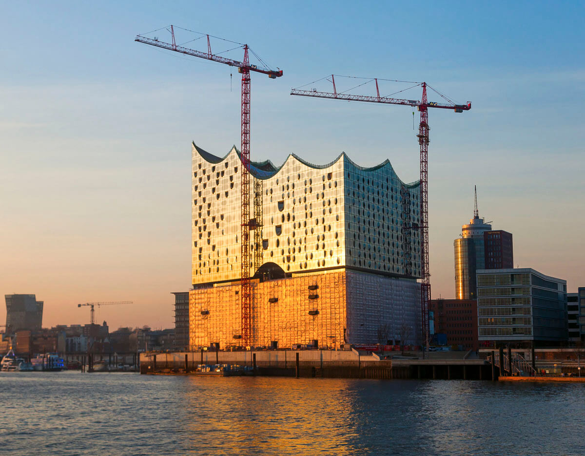 O Elbphilharmonie em Hafencity, refletindo a luz dourada do pôr do sol.