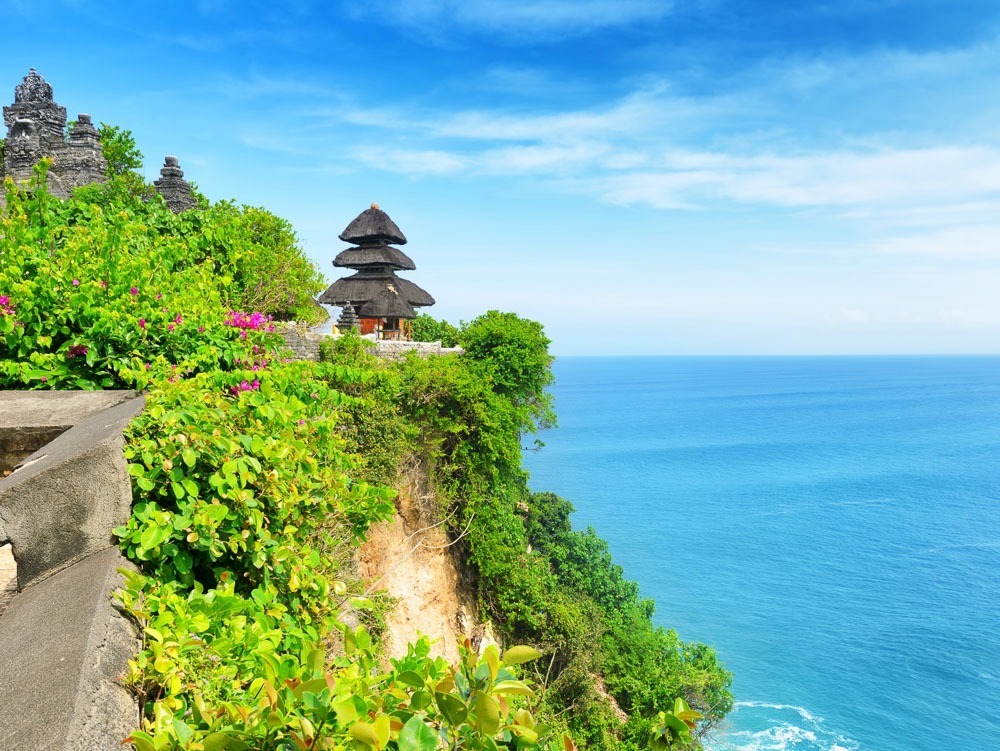 Templo de Uluwatu em Bali, localizado no topo de um penhasco com vista para o oceano azul.