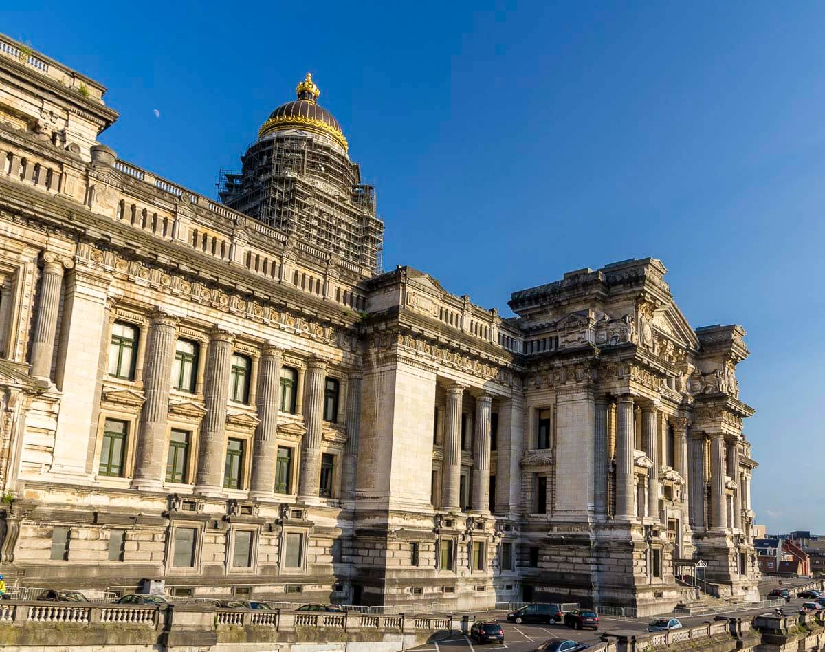 O Palácio da Justiça de Bruxelas, um dos edifícios mais icônicos da cidade, com sua cúpula dourada e arquitetura monumental.