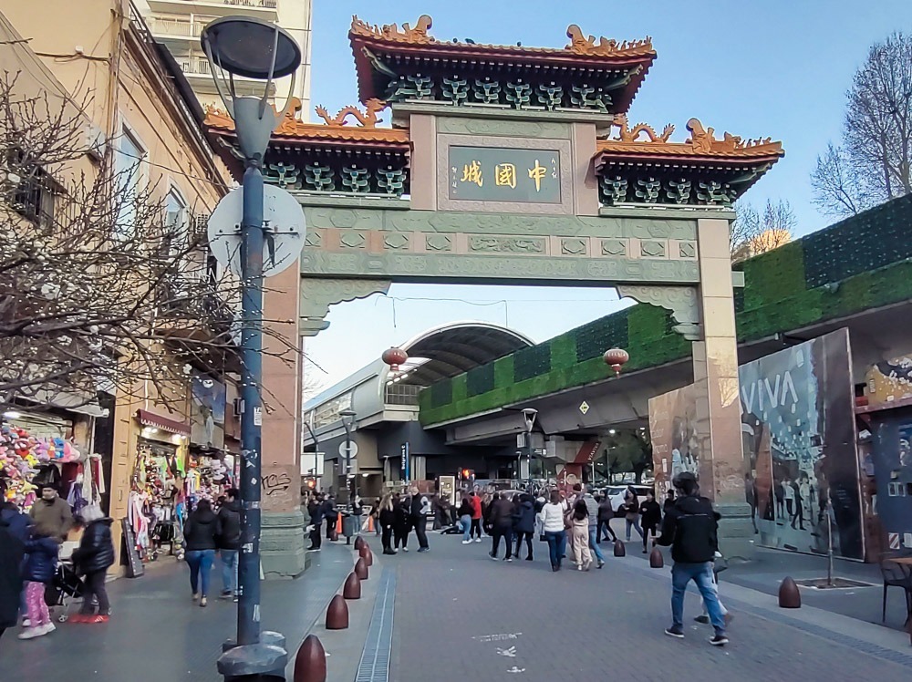 Entrada de Chinatown em Buenos Aires, com um grande portal decorado com símbolos chineses e telhado vermelho tradicional.