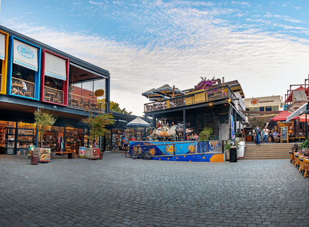 Centro gastronômico e cultural Pátio Bellavista, com restaurantes coloridos e áreas ao ar livre.
