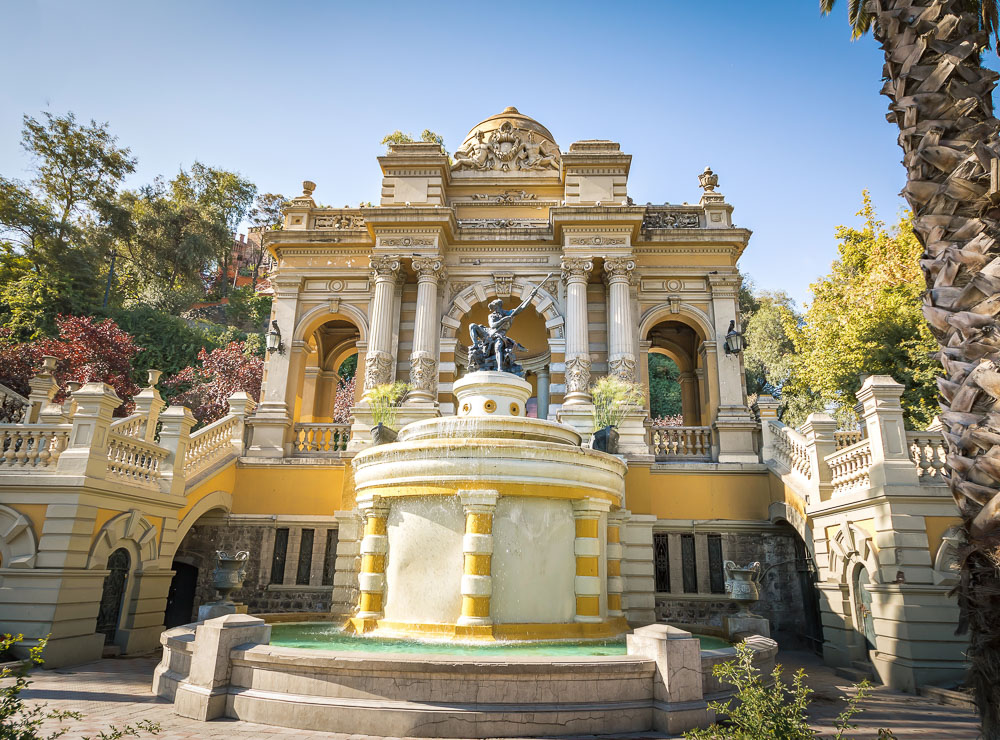 Entrada do Cerro Santa Lucía, com uma grande fonte dourada e uma estrutura neoclássica ornamentada.
