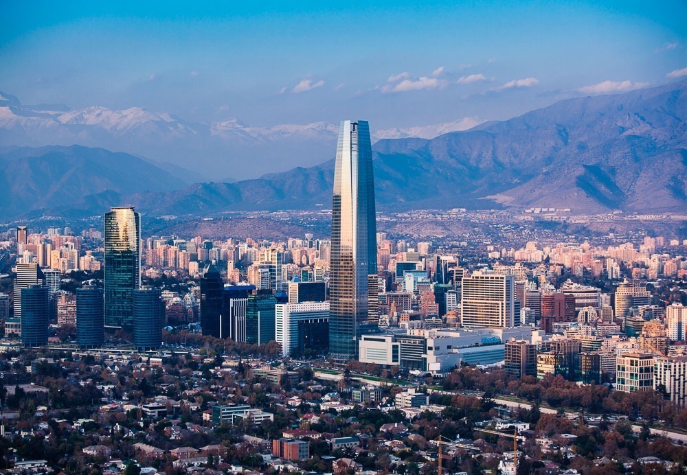 O Sky Costanera se destaca na paisagem de Santiago.