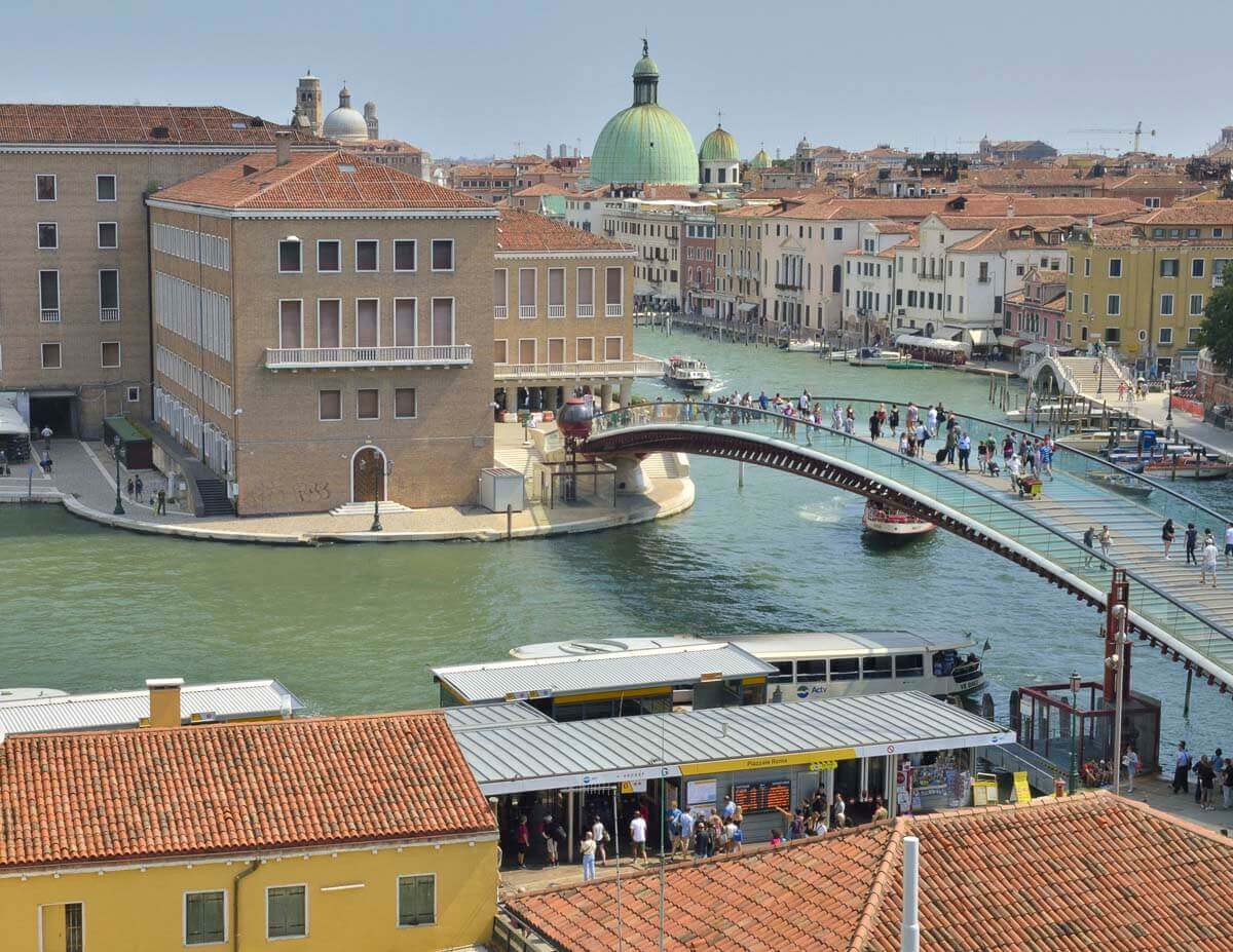 Vista do bairro Santa Croce, em Veneza, com o Grand Canal, a Ponte da Constituição e edifícios históricos ao fundo.