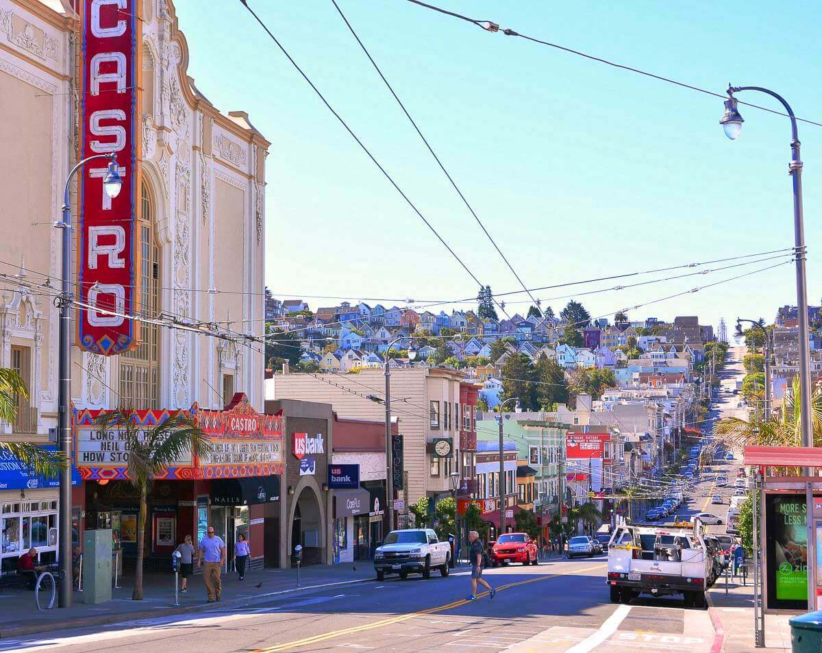 O bairro Castro, em San Francisco, com a icônica fachada do Castro Theatre e uma rua movimentada ao fundo.