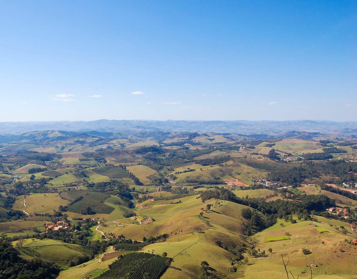 Vista panorâmica das montanhas e vales ao redor de Águas de Lindóia a partir do Morro Pelado.